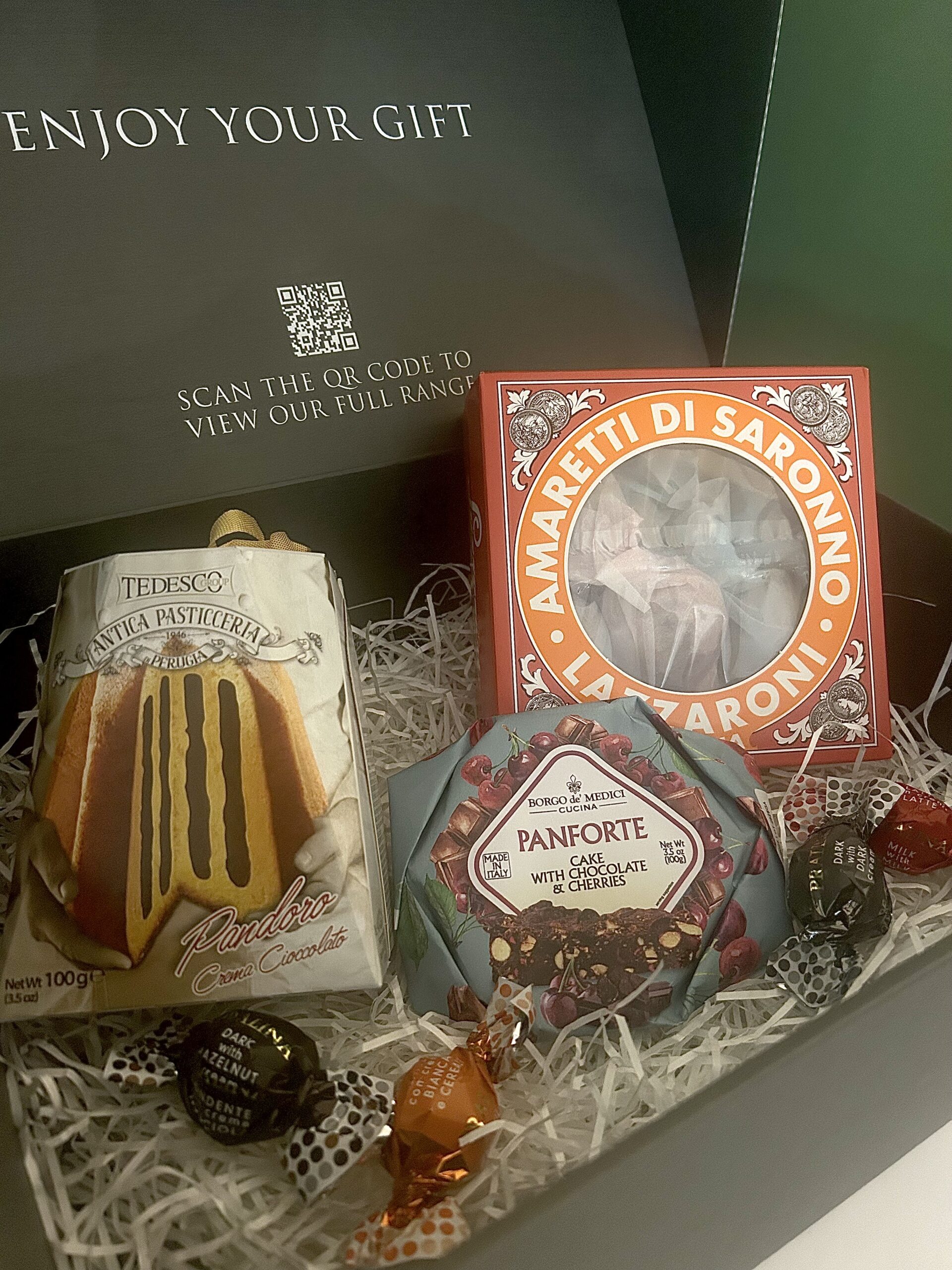 Detail of the printed Fontanellas hamper packaging and packed products
